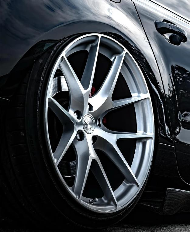 What it looks like on a car: aggressive stance, red calipers peeking through the spokes. This is what your end customers are dreaming about.